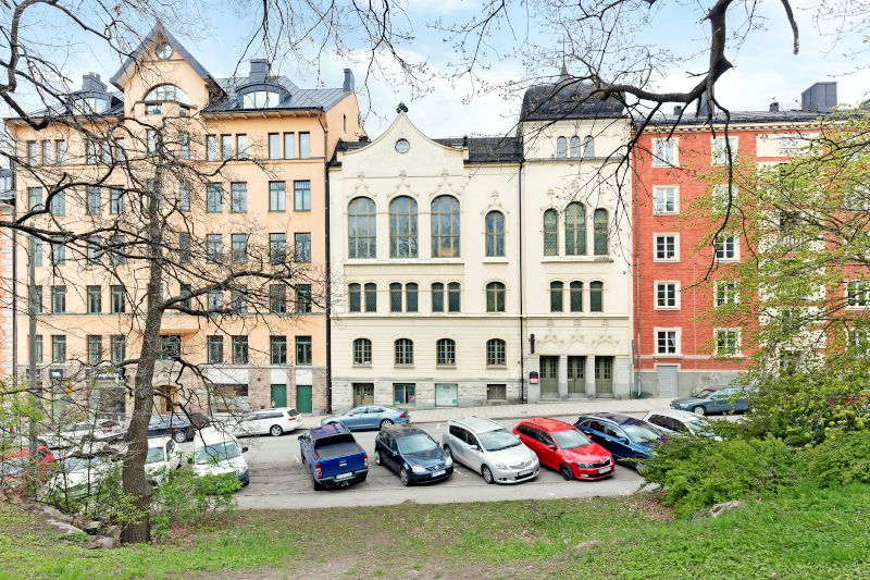 Ljus och fräsch vindsvåning på Kungsholmen där du kan hyra kontorsplats på hel- eller deltid. Konferensrum, telefonrum, el, wifi och städning ingår!
