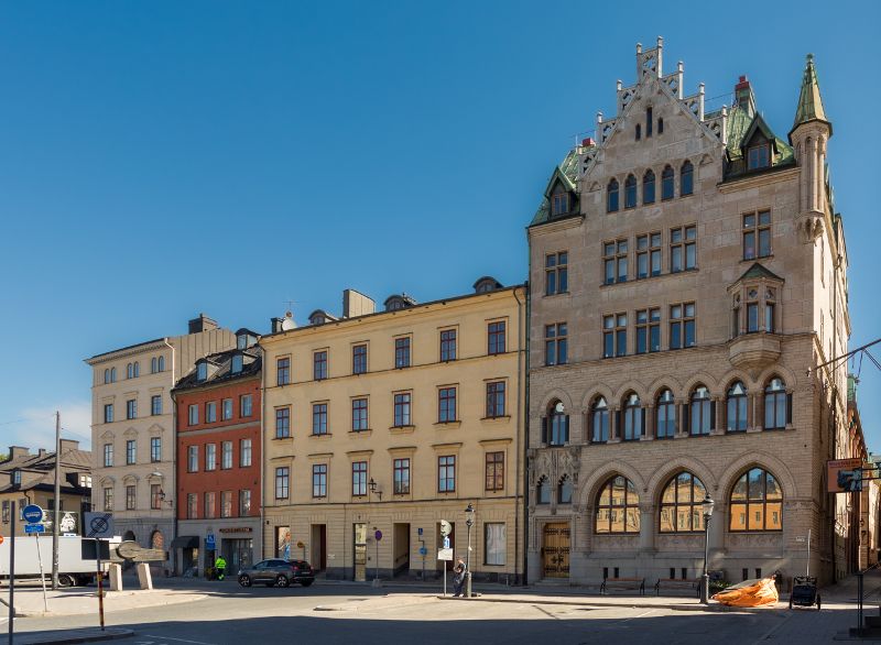 Tillgängligt kontor i ett av Gamla Stans vackraste hus med utsökta utsmyckningar! Detta är rätt lokal för det mindre företaget som värdesätter fin arkitektur och söker en riktigt representativ lokal!