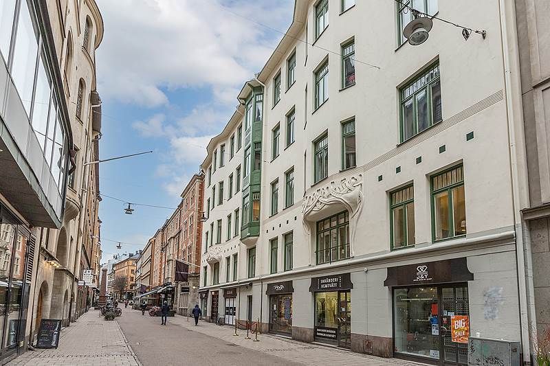 I ett av Stockholms vackraste Jugendhus och på en av Östermalms mest fashionabla adress finns detta synnerligen vackra kontor tillgängligt.