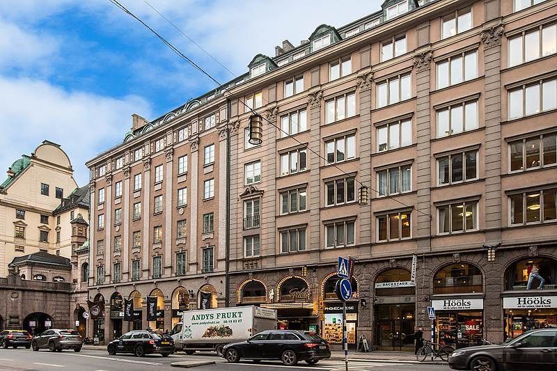 På en av huvudstadens bästa adresser finns denna totalrenoverade lokal på plan 5 ledig för förhyrning.