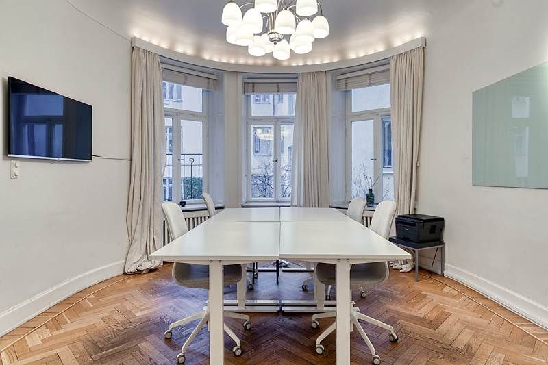 På anrik fastighet och en av Östermalms mest fashionabla adress finns detta vackra kontor tillgängligt.