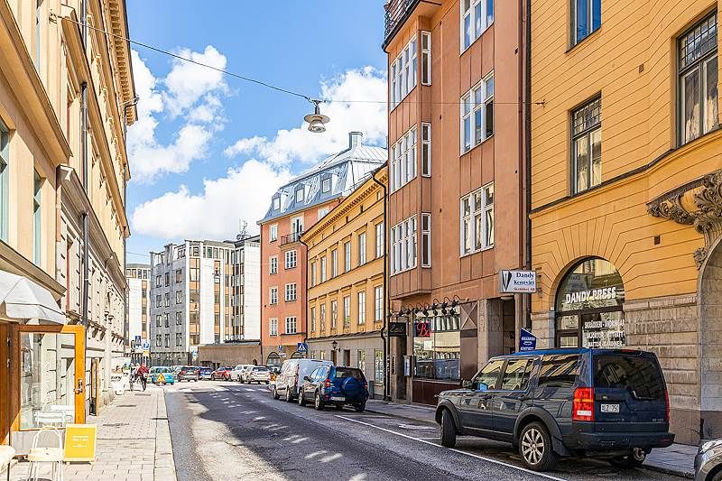 Mycket fint, rumsindelat kontor på eget våningsplan med elegant socialt pentry och balkong mot innergård! Representativ ...