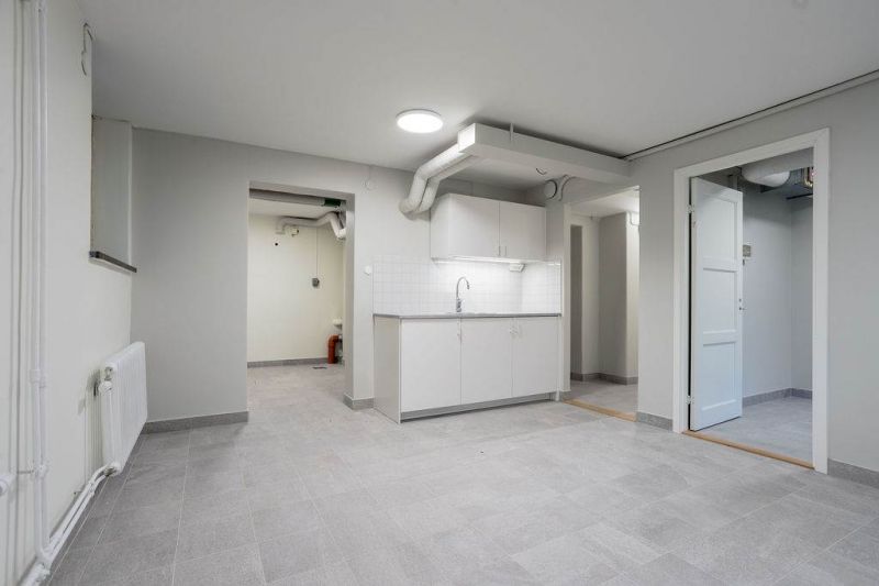 Totalrenoverad lokal i trevliga Årsta med närhet till såväl E4 som till Huddingevägen samt Nynäsvägen!
Fin lokal i markp...