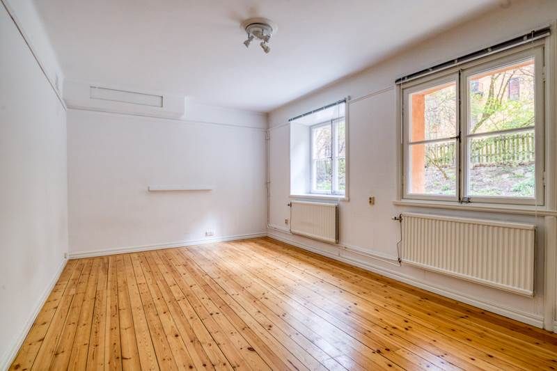Attraktivt beläget litet kontor i markplan lämpligt för 2-3 personer uthyres. Ingen överlåtelseavgift utgår!