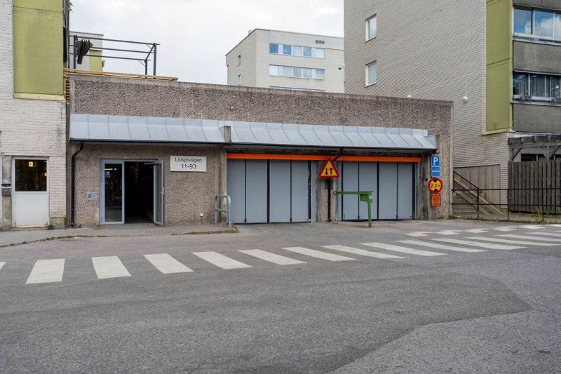 Lättillgänglig lokal för i och urlastning. Lokal med utmärkta kommunikationer lättillgänglig med bil lämpar sig för fler...