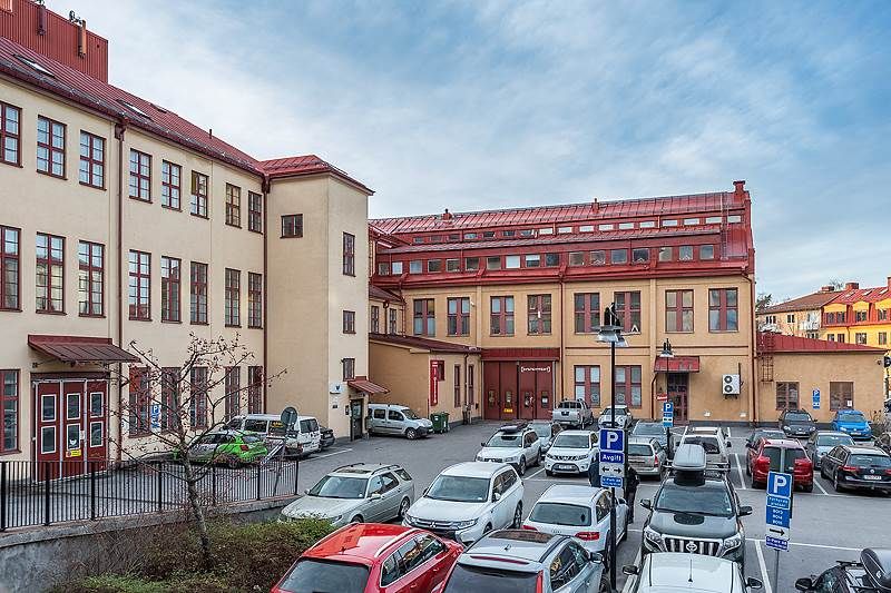 Liten lokal i markplan med egen ingång. Högt i tak och industrikänsla.