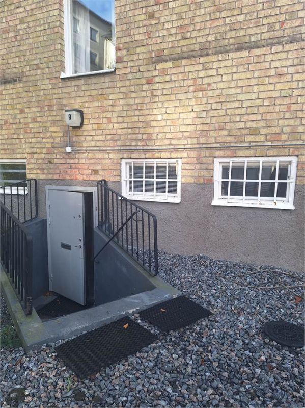 Lättillgänglig lokal med egen ingång! Lokalen har flera användningsområden lämpar sig bra som kontor  i kombination med ...